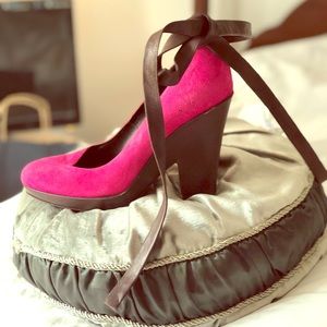 Brand new without box DKNY pink suede lace up Sz 8